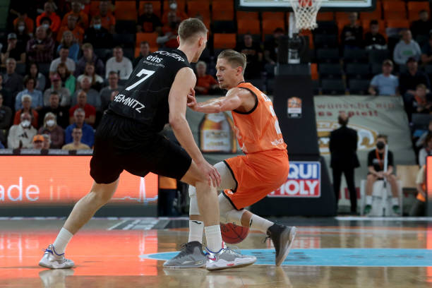 论她与队内 论她与队内